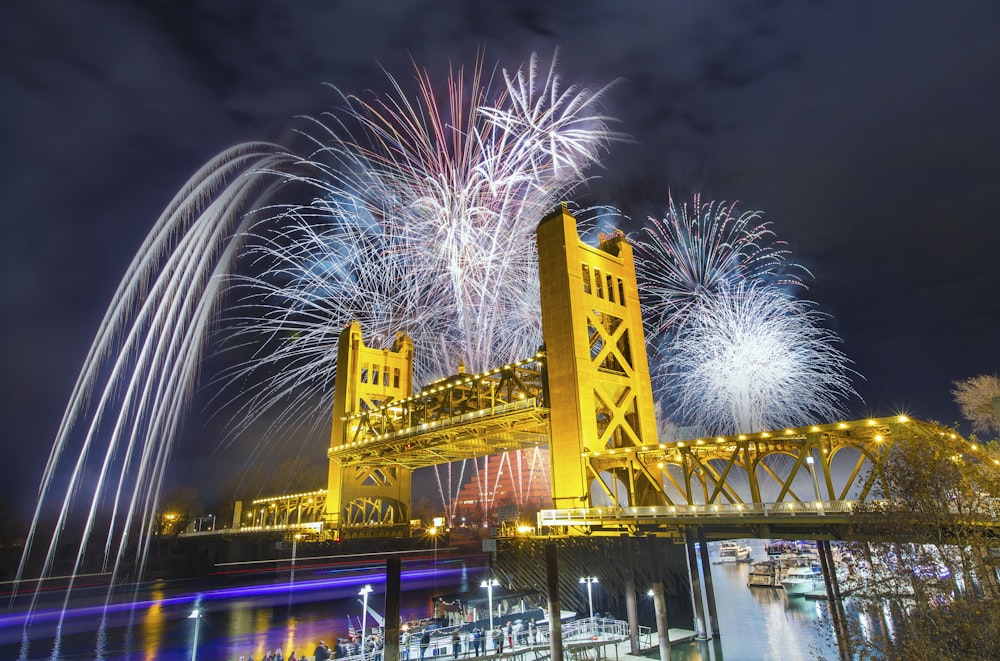 Feuerwerk über der Brücke über den Fluss während der Nachtzeit