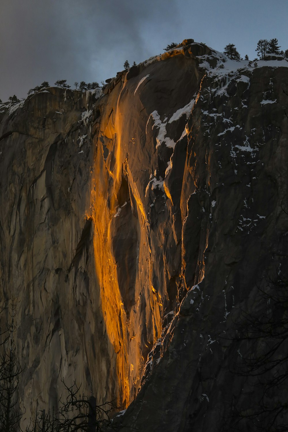 Montagne Rocheuse marron et gris