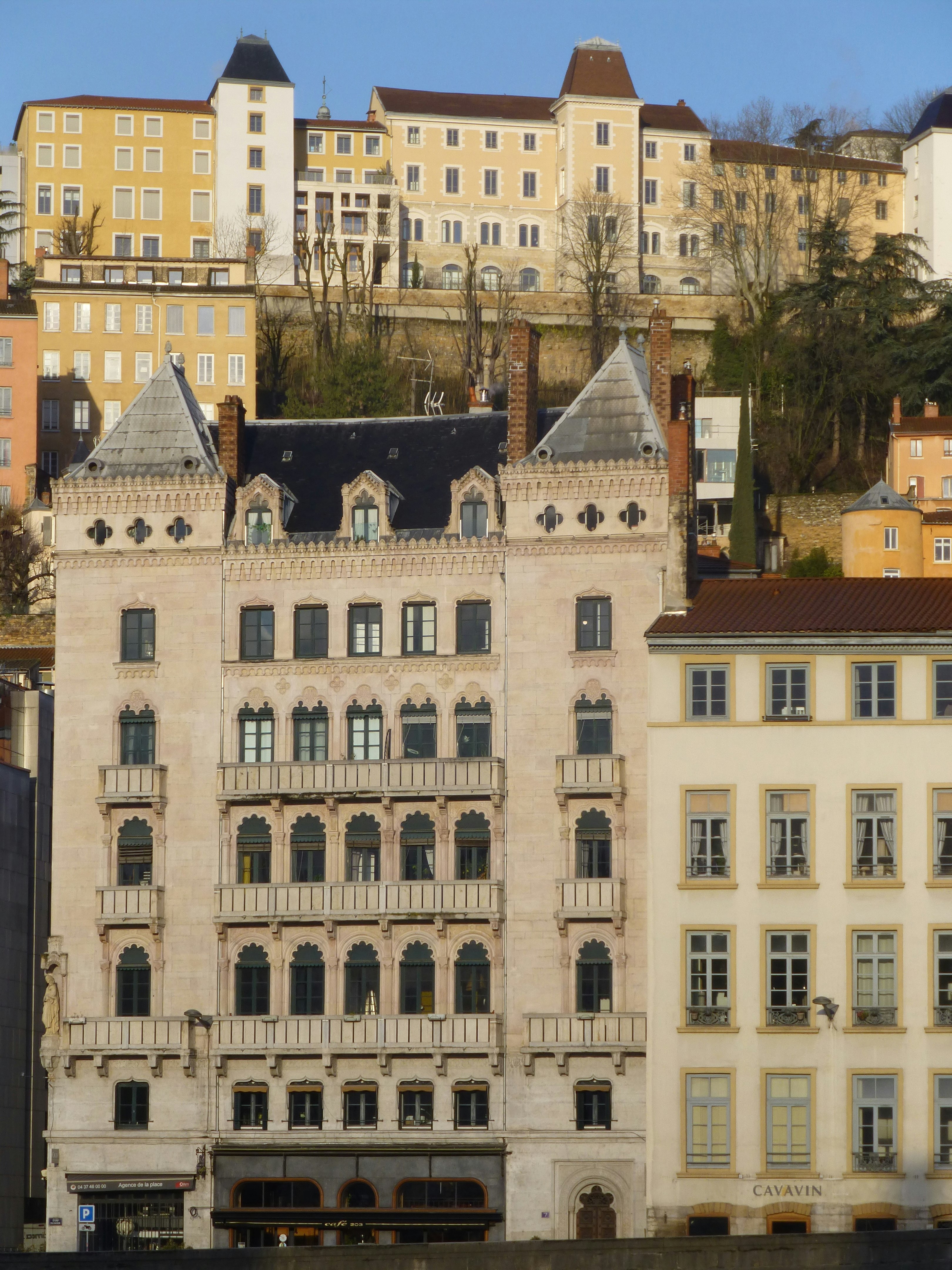 Immeubles du quai Fulchiron et colline de Fourvière en arrière plan. Lyon.