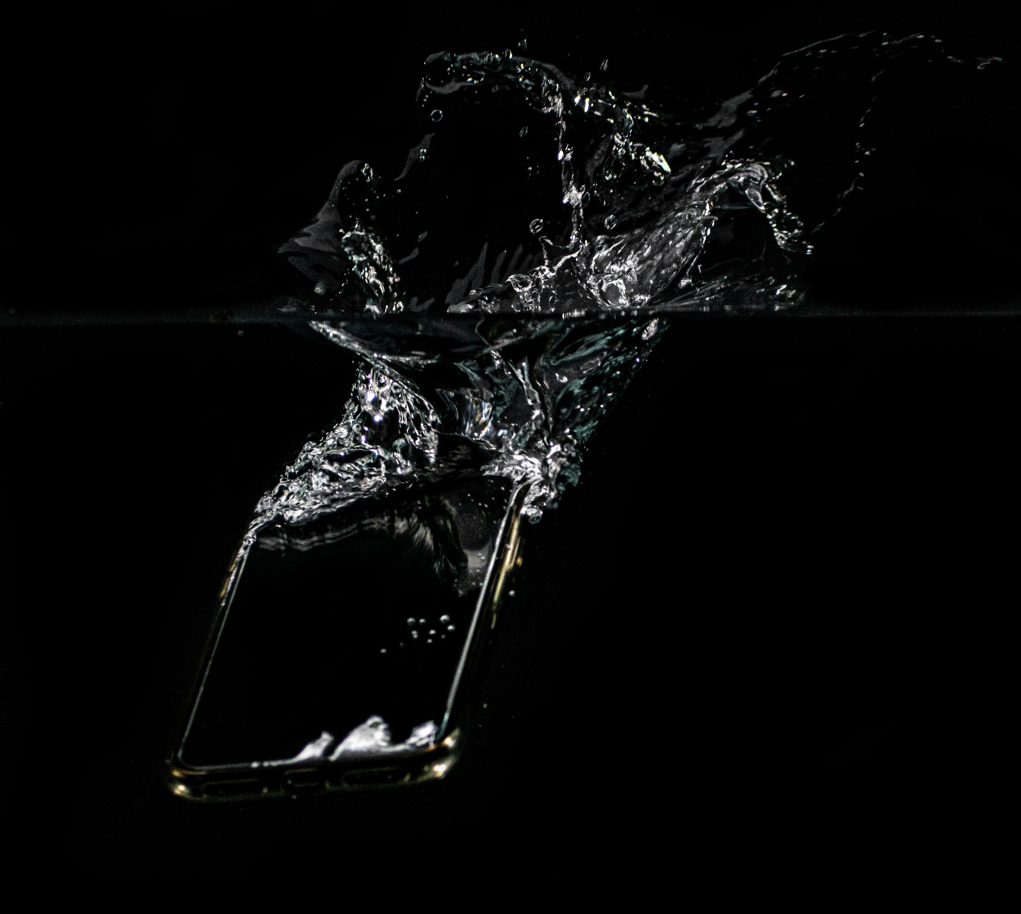 휴대폰이 물에 빠지는 꿈의 의미와 다양한 꿈풀이