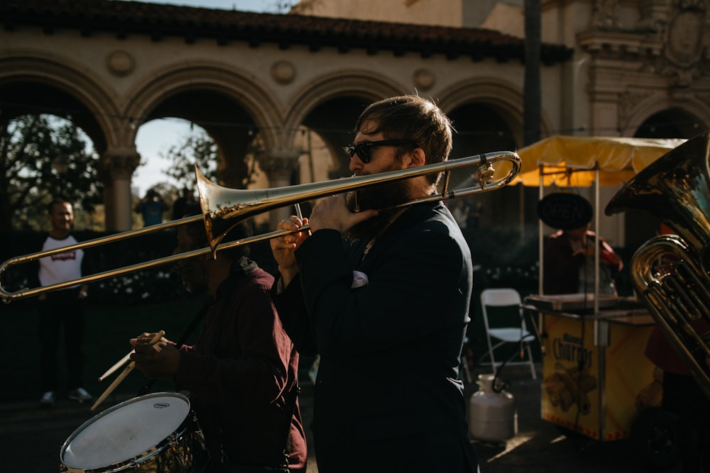 Menschen, die tagsüber Musikinstrumente auf der Straße spielen