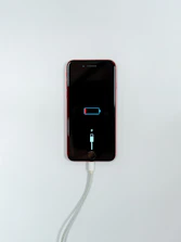 Smartphone battery icon rapidly decreasing from full to empty in a short time.