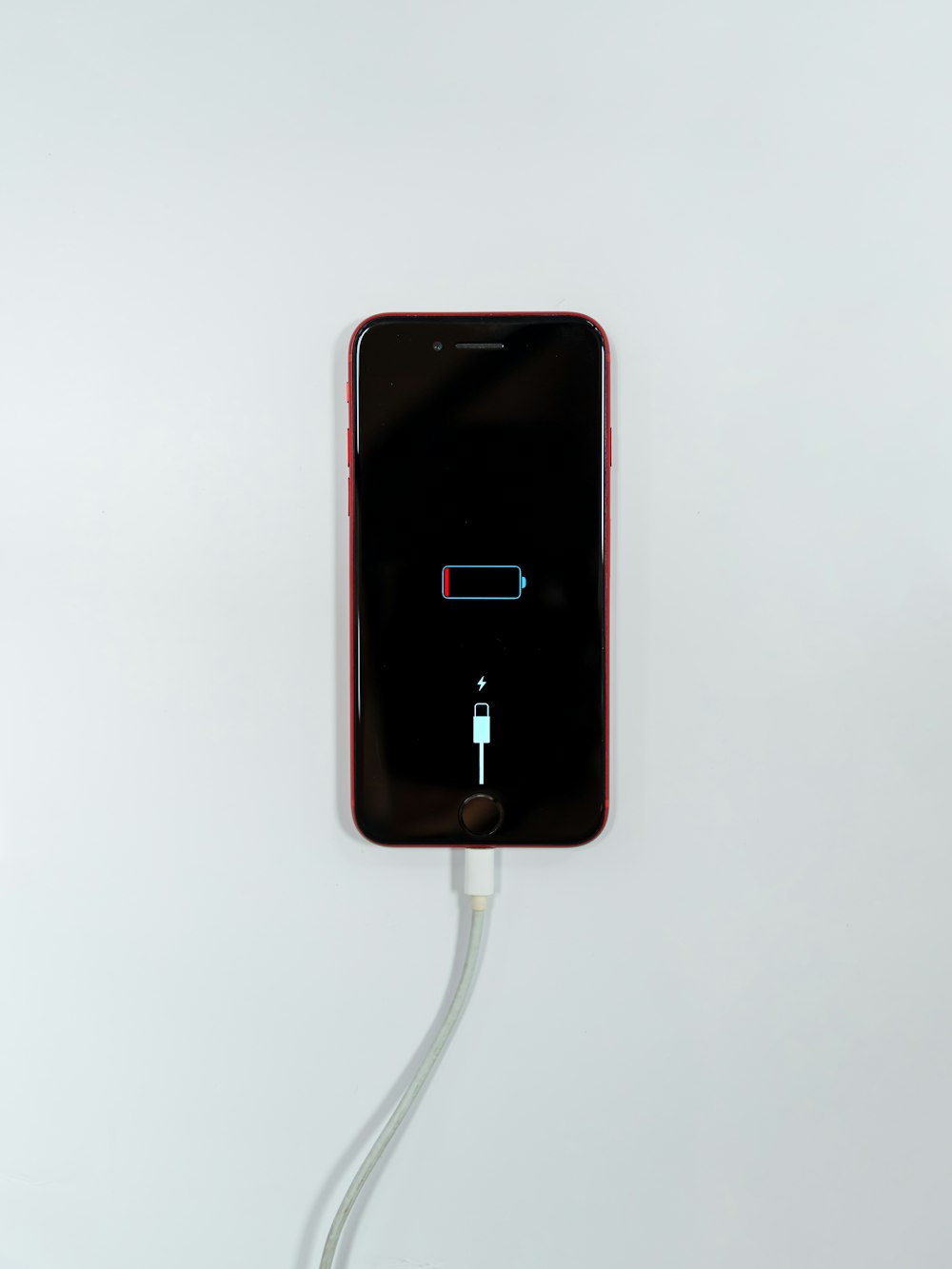 iPhone 5 negro sobre superficie blanca