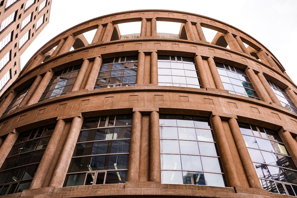 Edificio de hormigón marrón durante el día