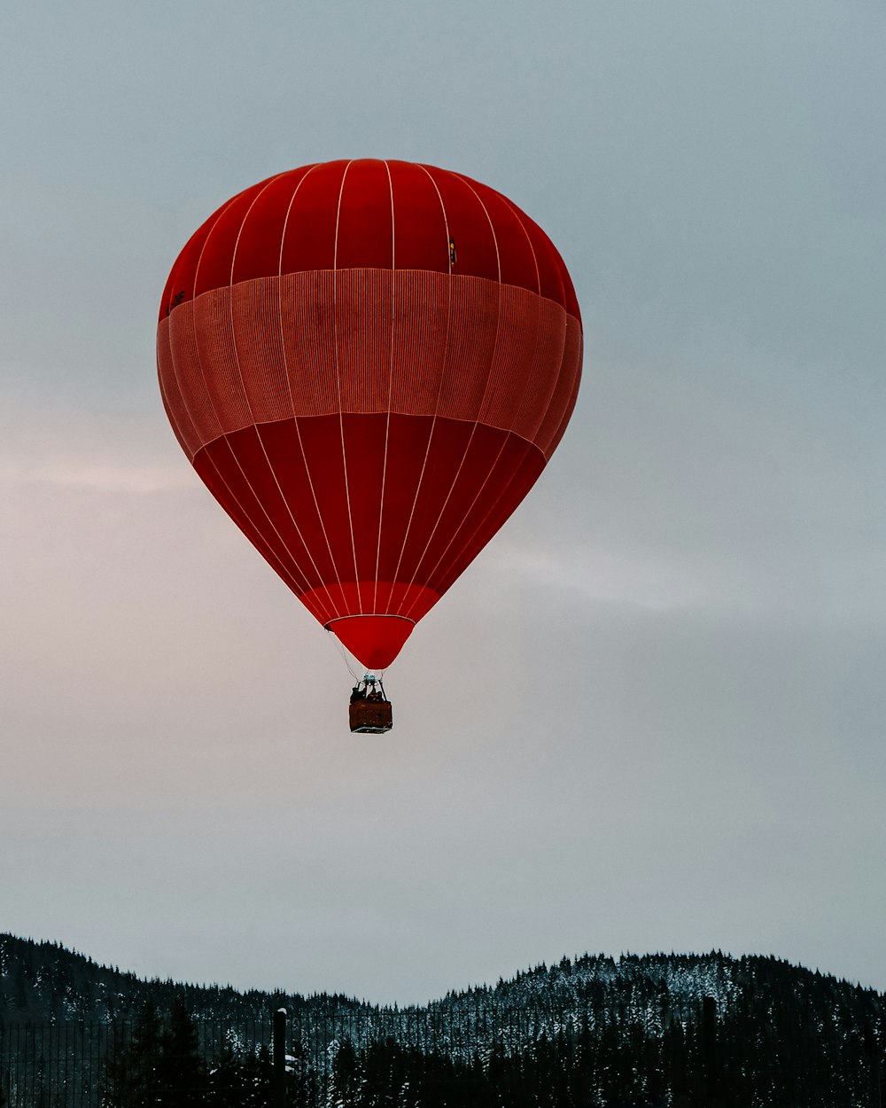 昼間の空中での赤い熱気球