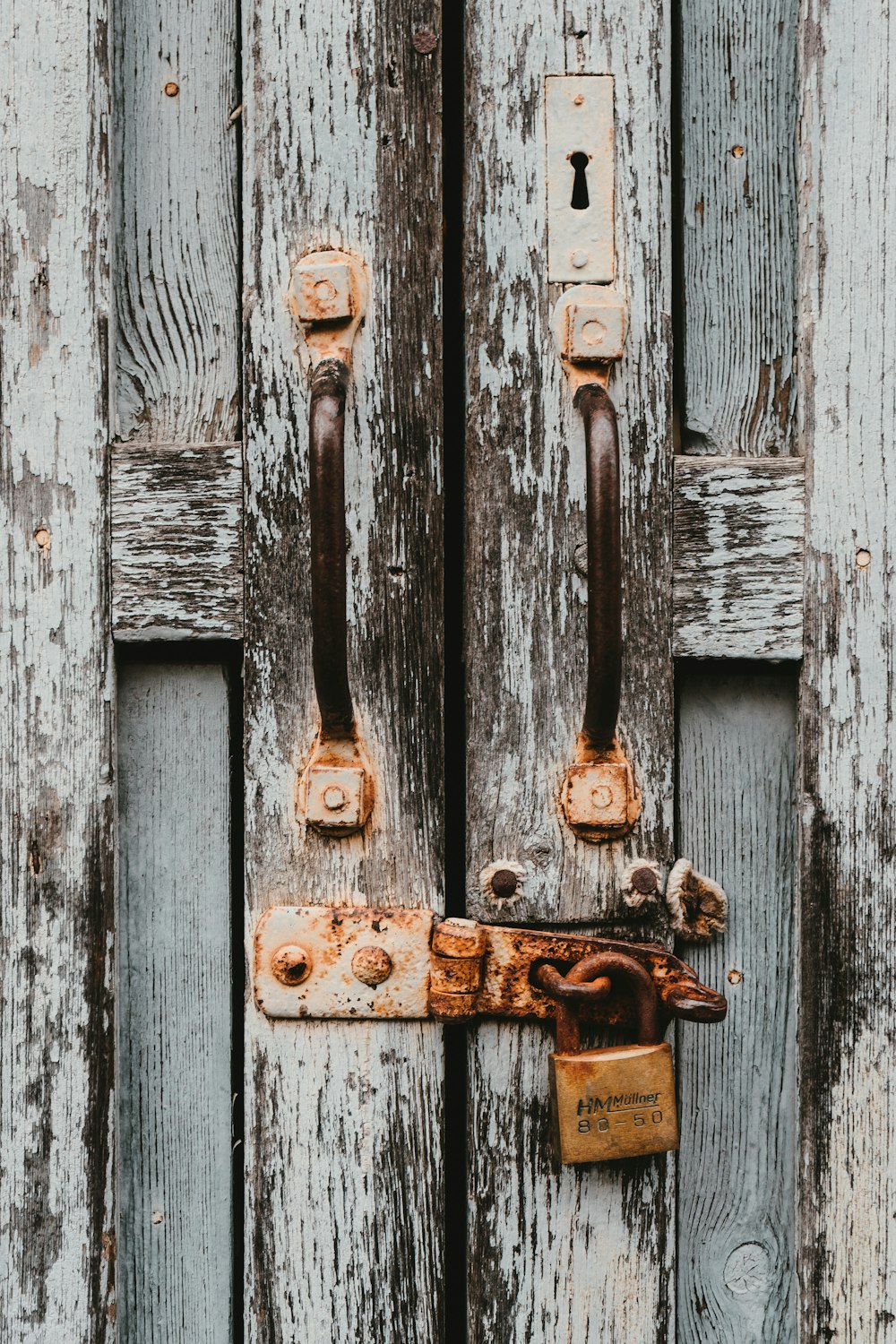 Porta in legno bianco e marrone con lucchetto