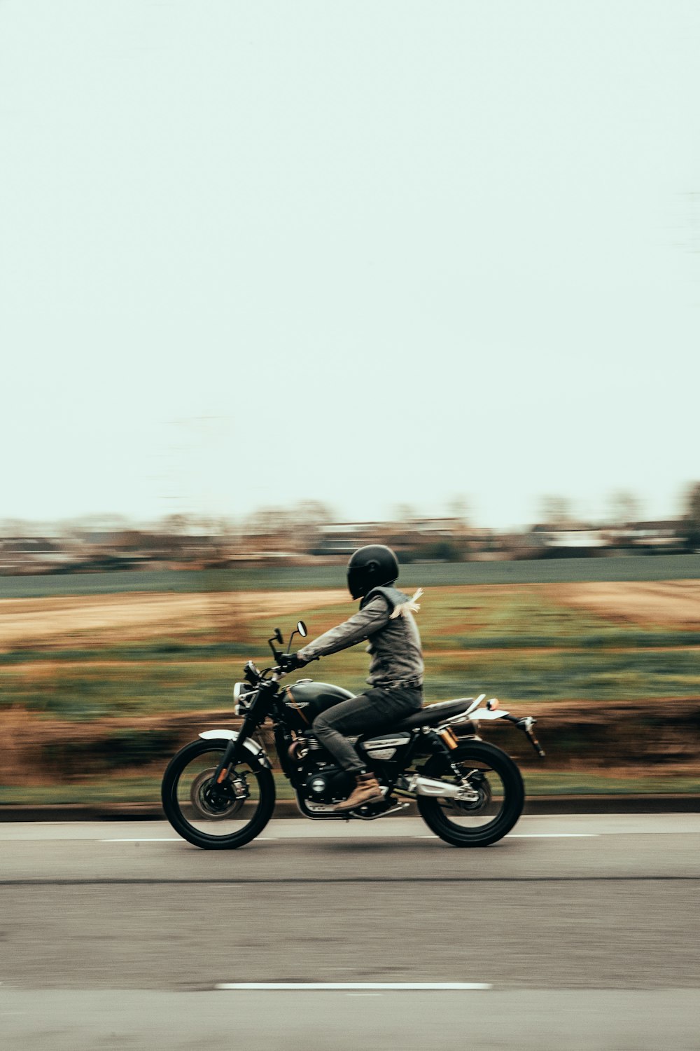 Hombre con camisa blanca montando motocicleta durante el día