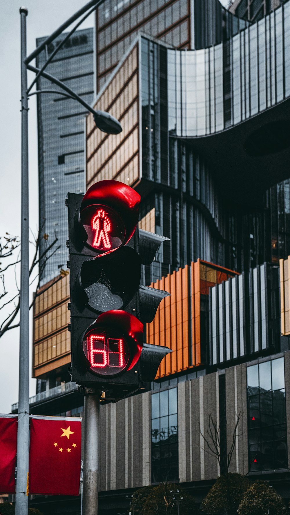 black and red traffic light