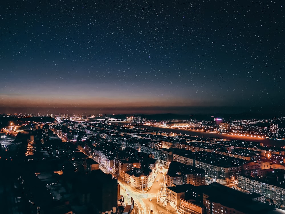 Vista aérea de la ciudad durante la noche