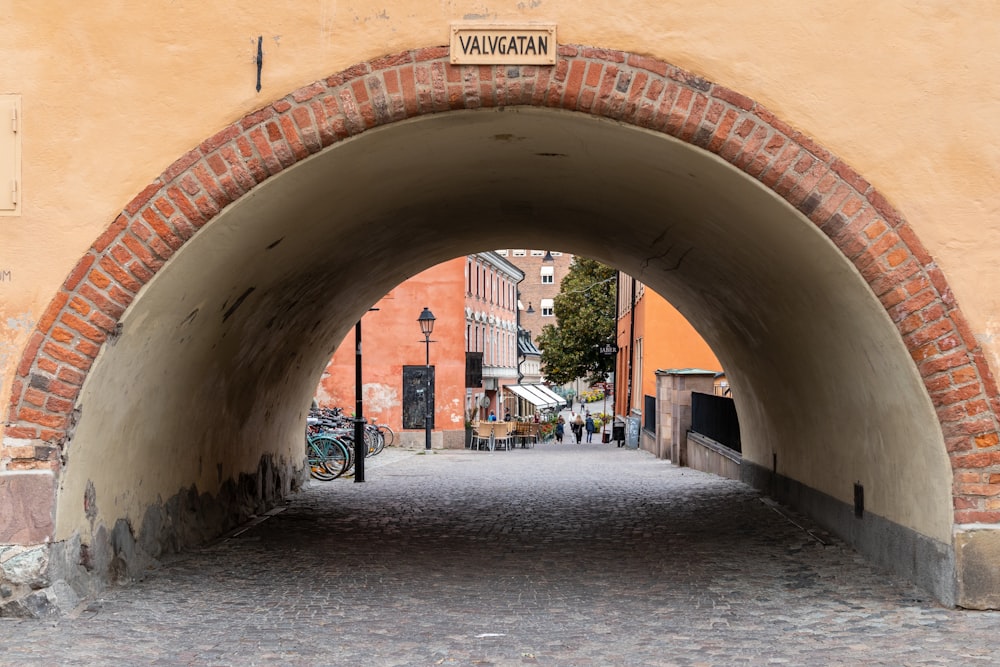 Arco in mattoni marroni con foro a forma di arco