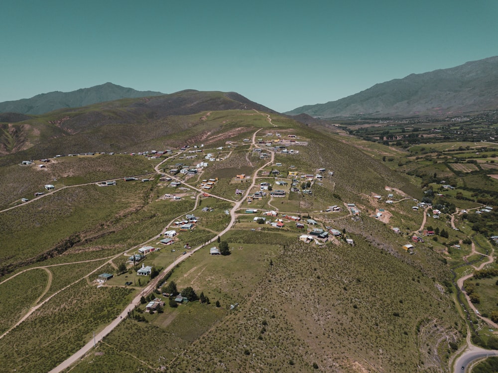 Veduta aerea delle montagne verdi e marroni durante il giorno