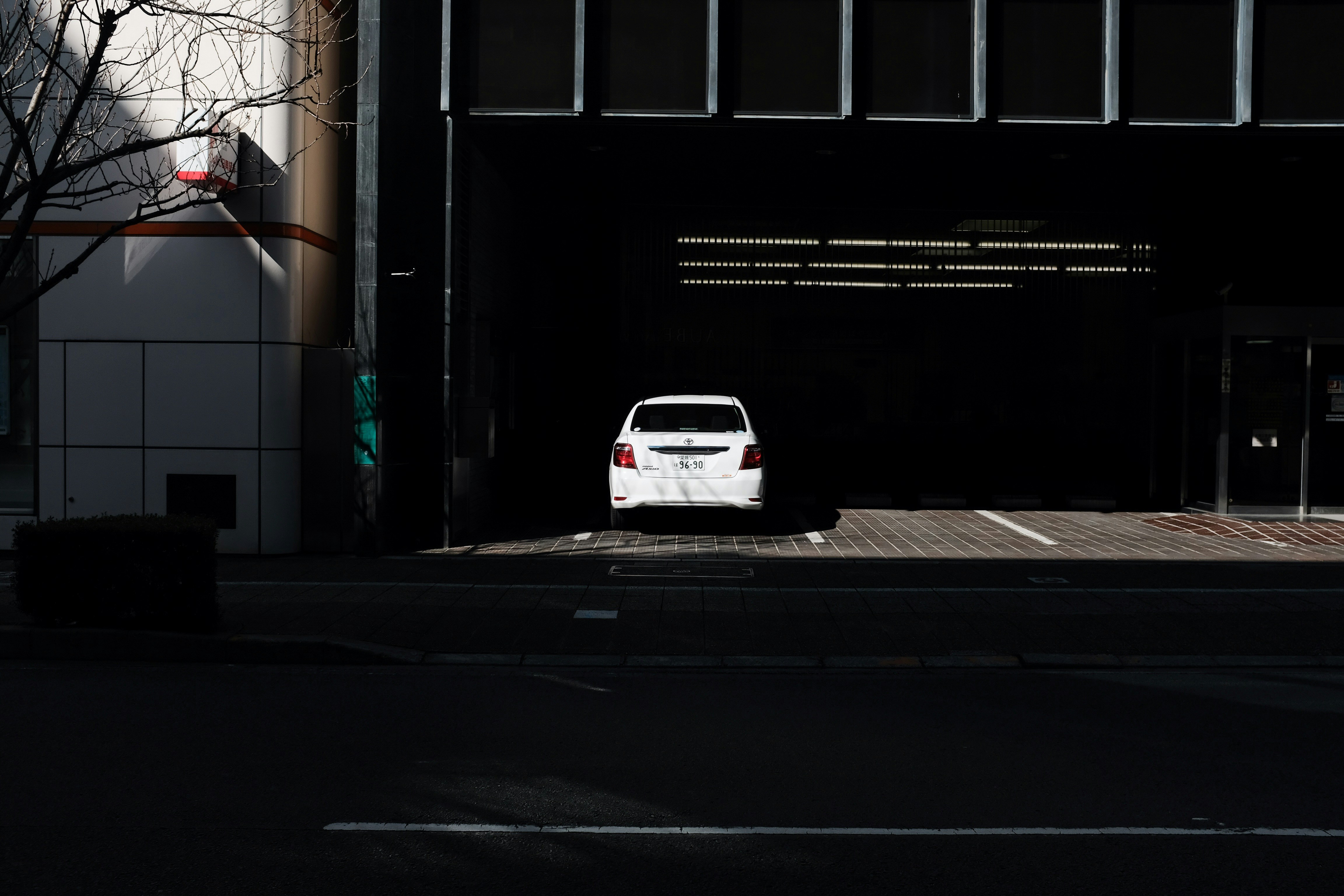 minimalist car, sleek vehicles, clean backdrop, modern auto, ilustrasi artikel Minimalist Car Wallpapers for Clean Home Screens 6