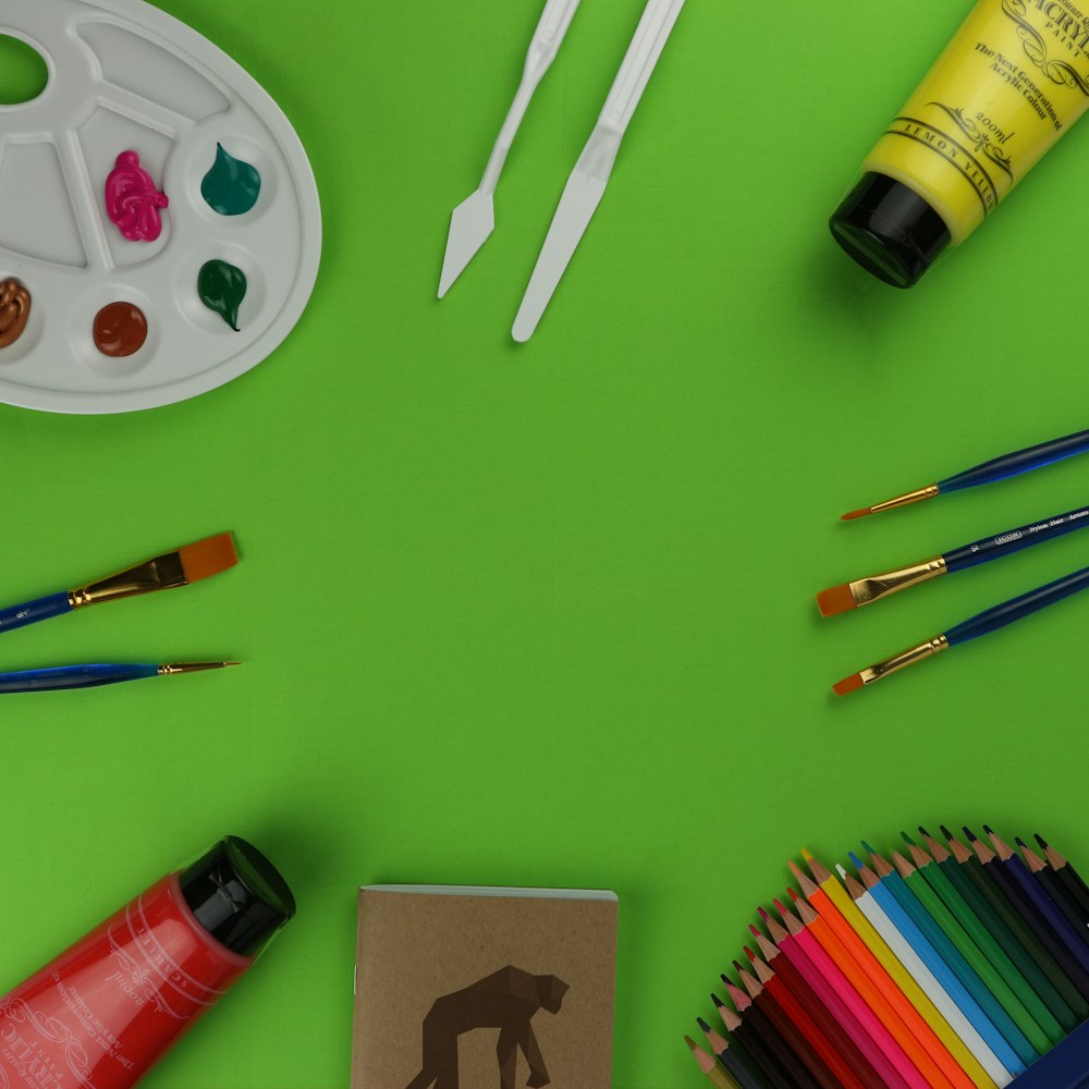 lápices de colores y lápices sobre mesa blanca