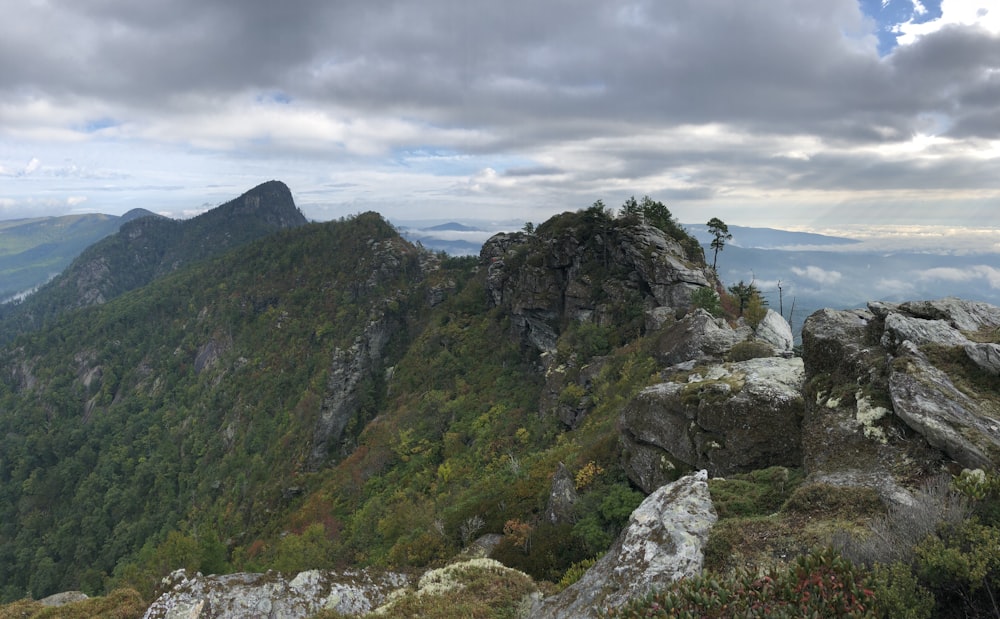 montaña verde y gris bajo el cielo nublado durante el día