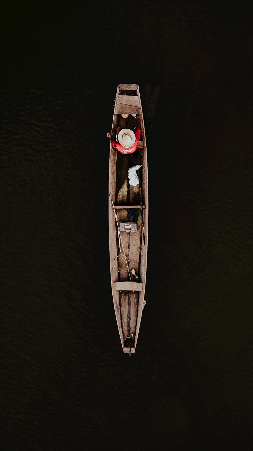 bateau en bois brun sur plan d’eau