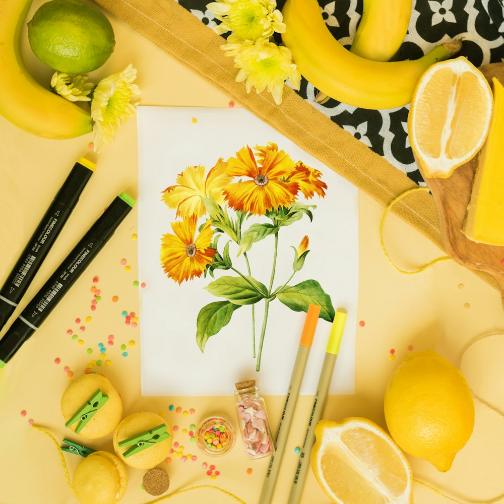 흰색 테이블에 노란색과 녹색 과일