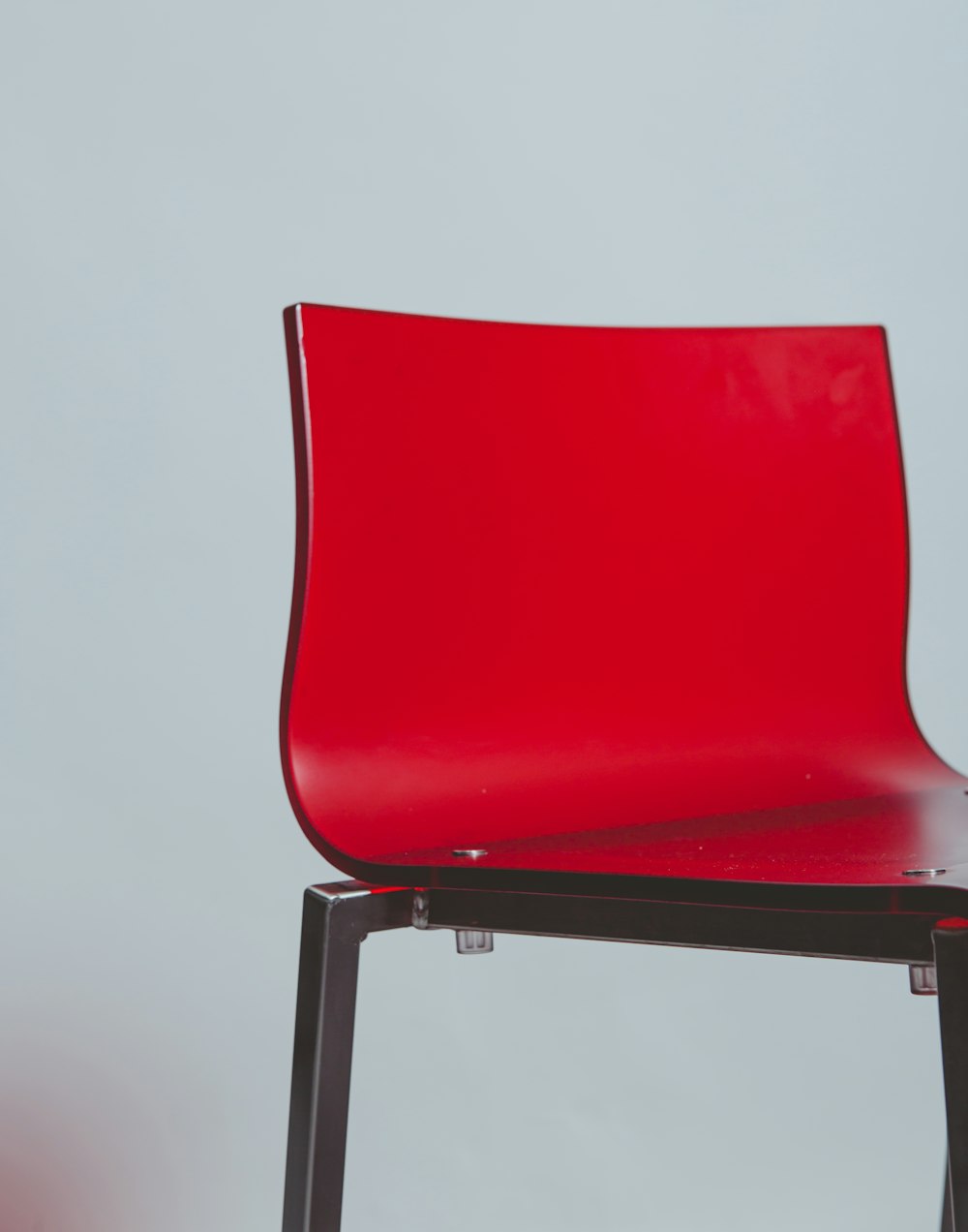 roter Stuhl auf weißem Boden