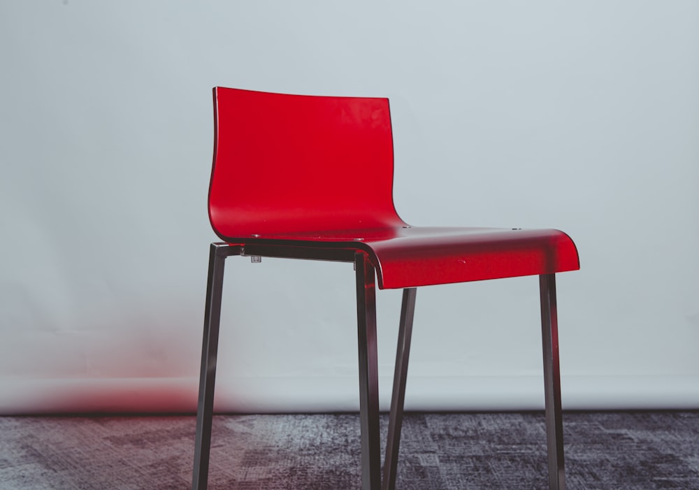 rot-weißer Stuhl auf weißem Boden
