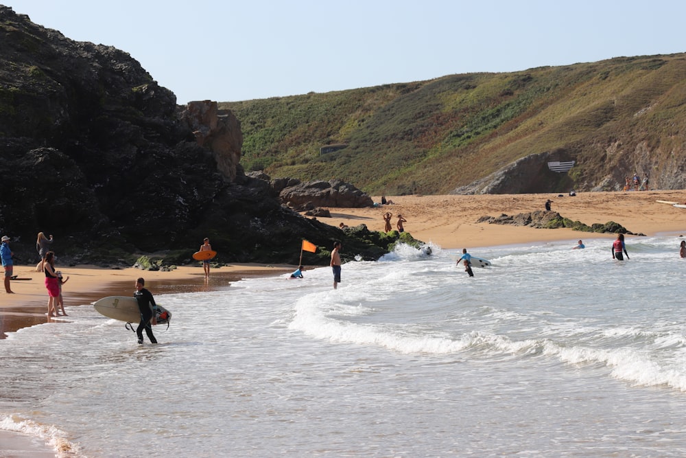 personnes sur la plage pendant la journée