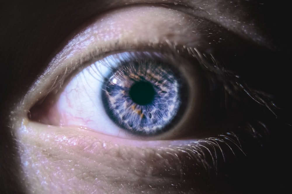 Ojos azules y negros en la fotografía de primer plano