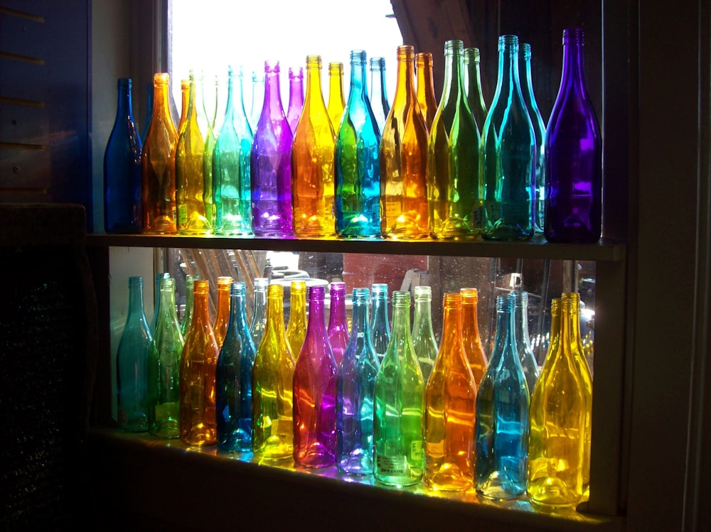 Mehrfarbige Glasflaschen im Regal