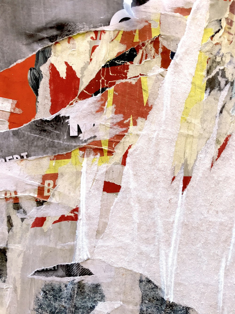 pintura abstracta blanca, roja, amarilla y negra