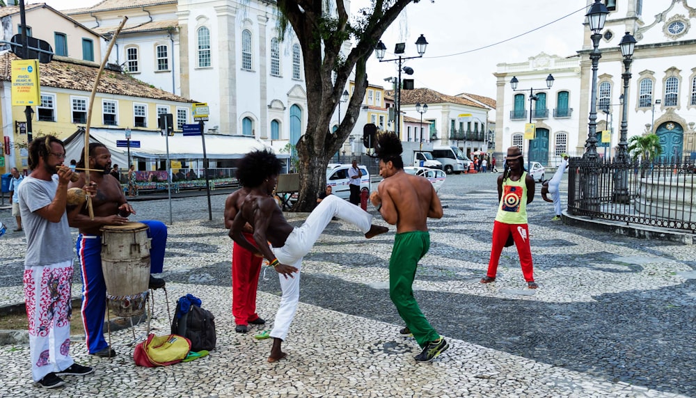 un groupe de personnes debout dans la rue