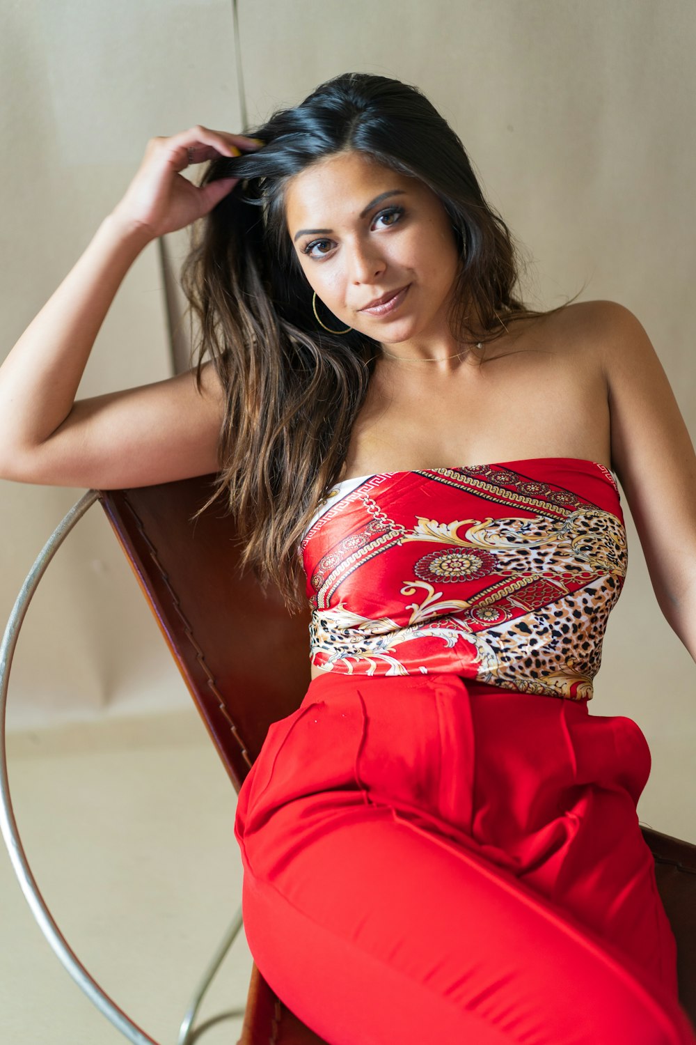 Mujer con vestido de tubo floral rojo y blanco