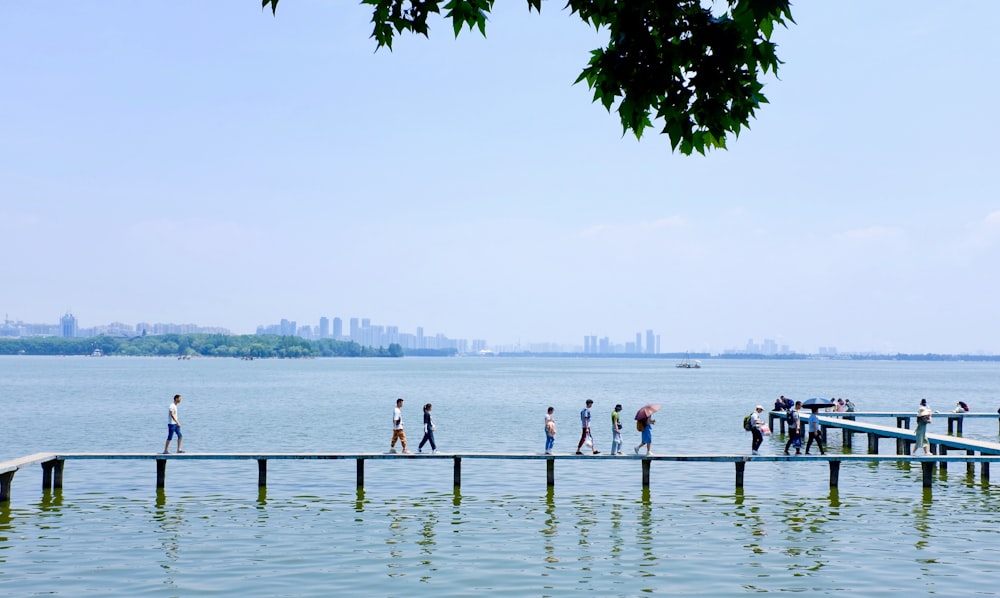 Personas de pie en el muelle durante el día