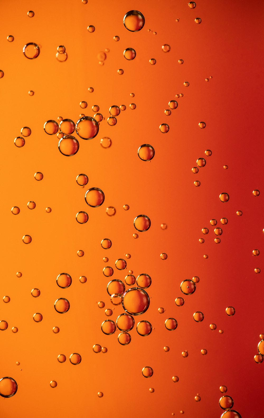 gouttelettes d’eau sur la surface orange