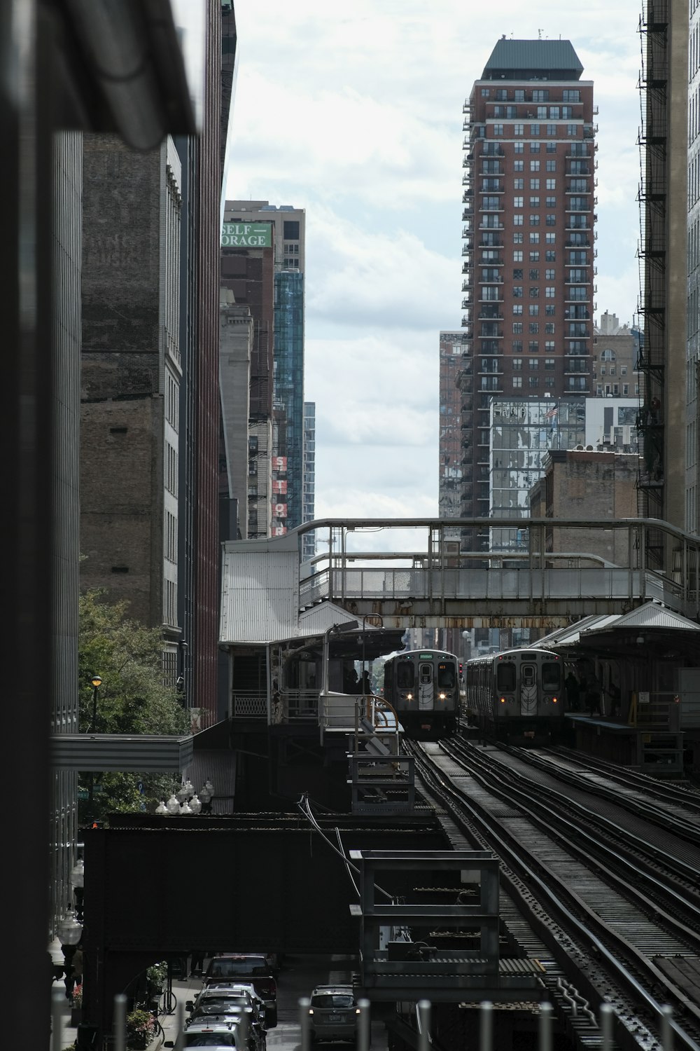 Train brun sur rail près d’un immeuble de grande hauteur pendant la journée