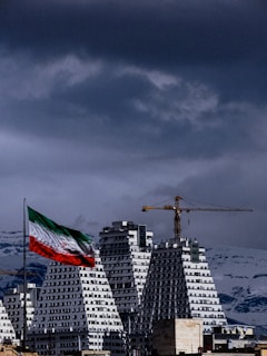flag of us a on top of building during daytime