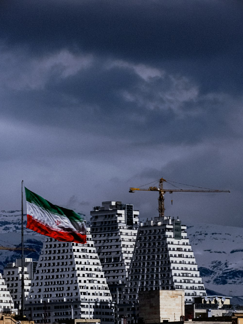 flag of us a on top of building during daytime