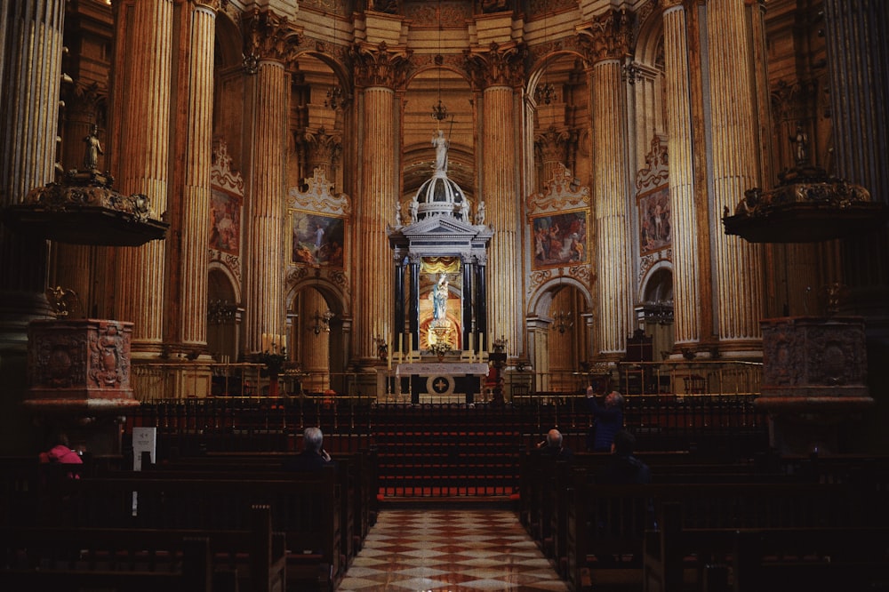 Sillas de madera marrón en el interior de la catedral