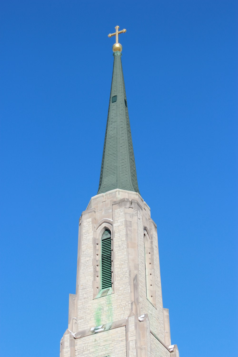 Bâtiment en béton blanc sous le ciel bleu pendant la journée