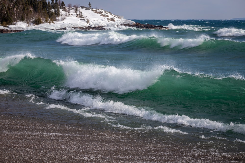 sea waves crashing on shore during daytime