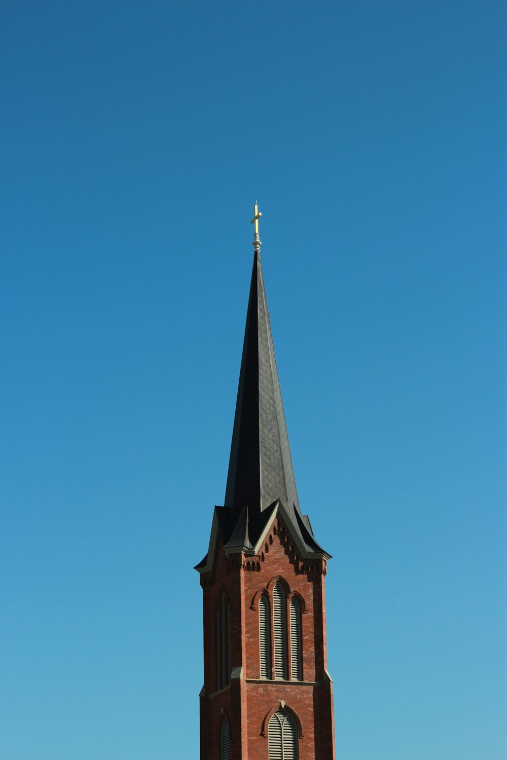 Edificio de hormigón marrón y negro bajo el cielo azul durante el día