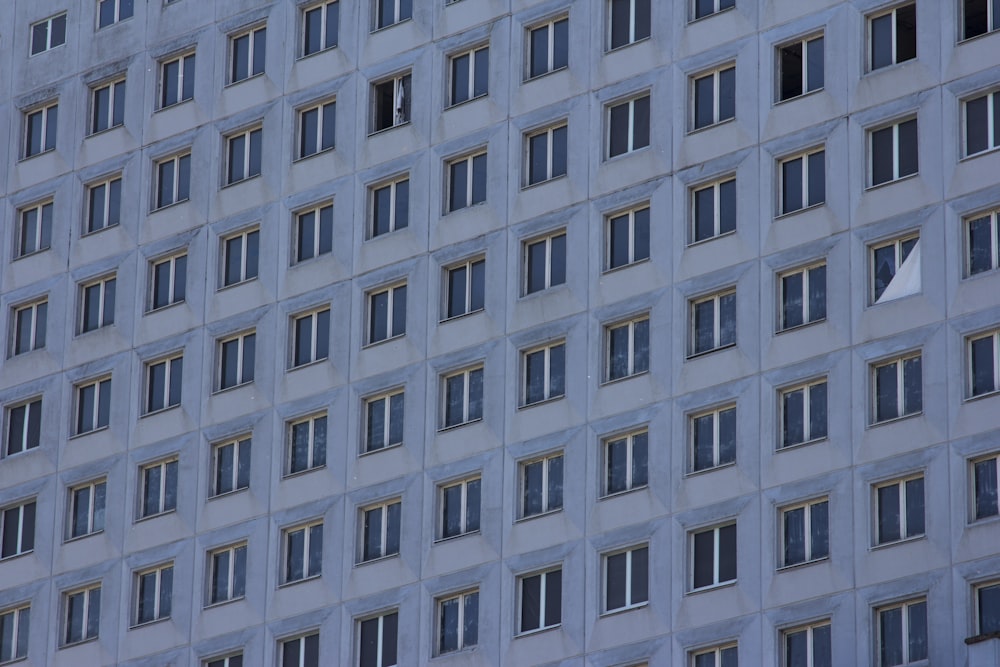 edificio in cemento bianco durante il giorno