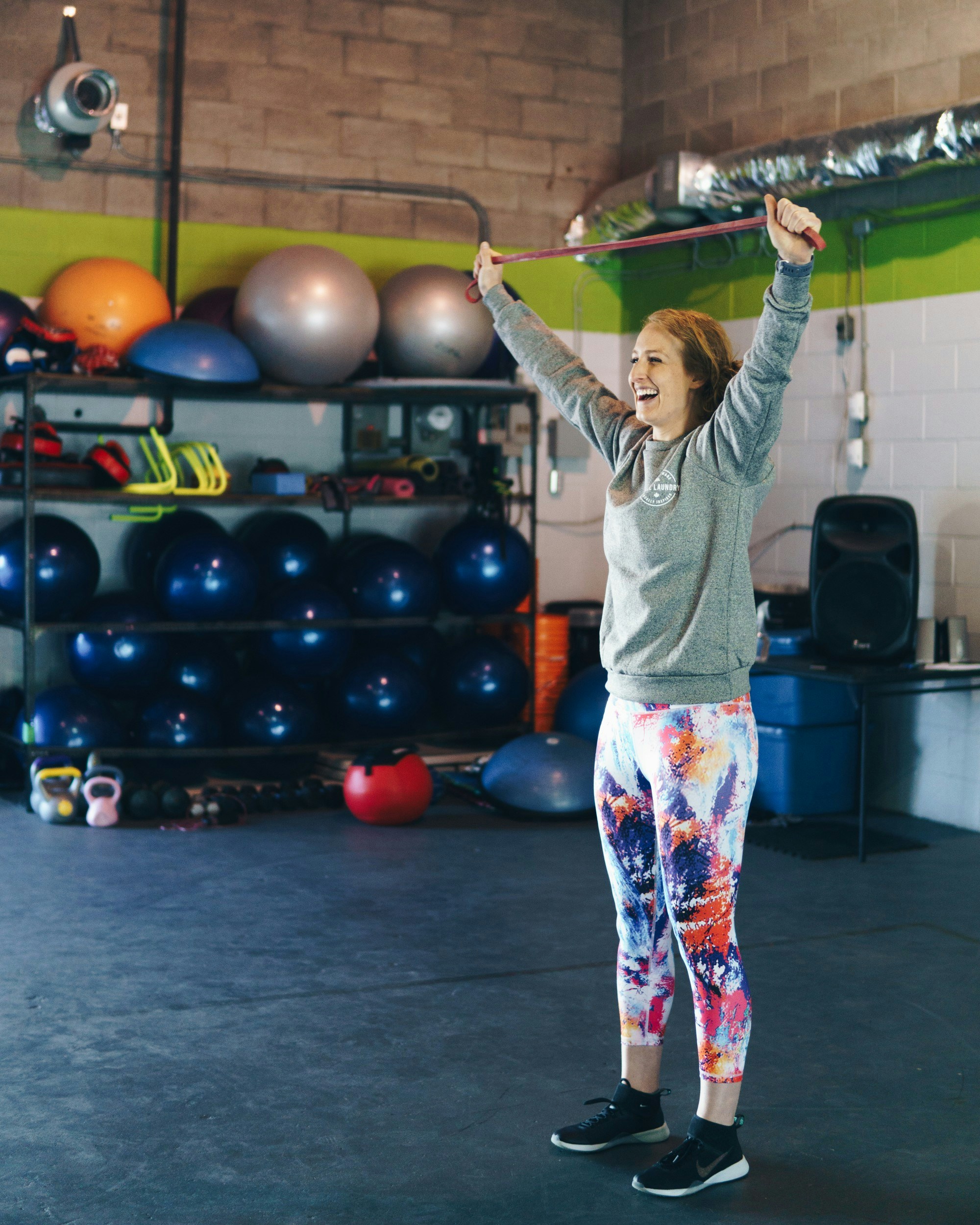 Mann in grauem Langarmhemd und blauer Hose auf grauem Boden stehend