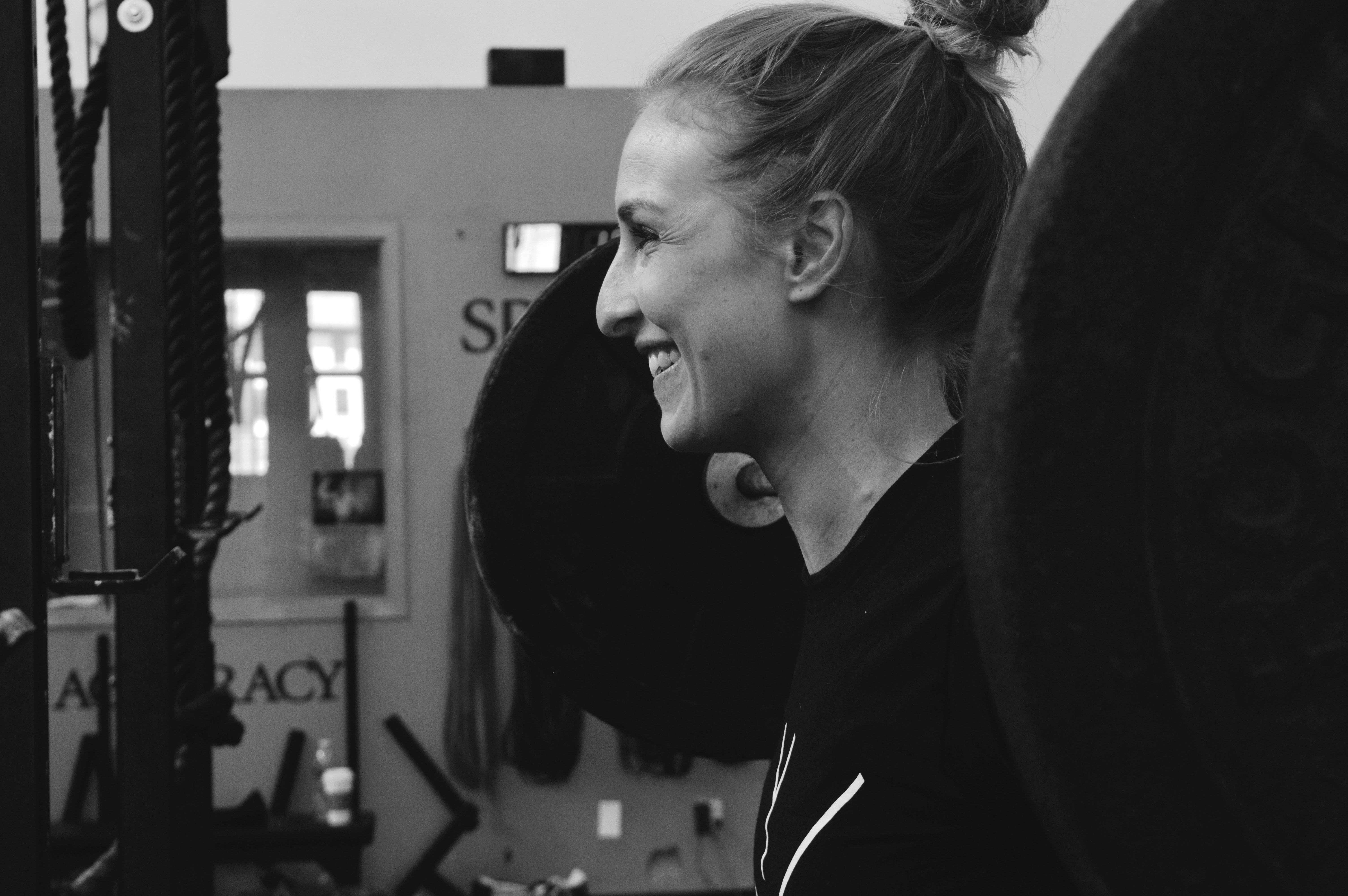 Mann in schwarzem Rundhalsshirt