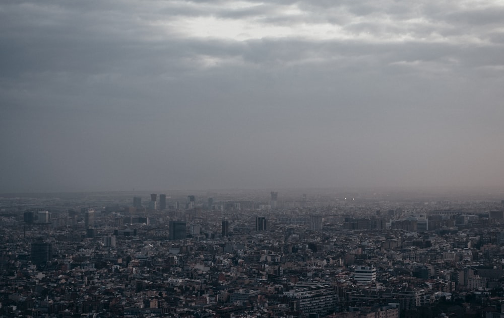 Stadt mit Hochhäusern unter weißen Wolken tagsüber