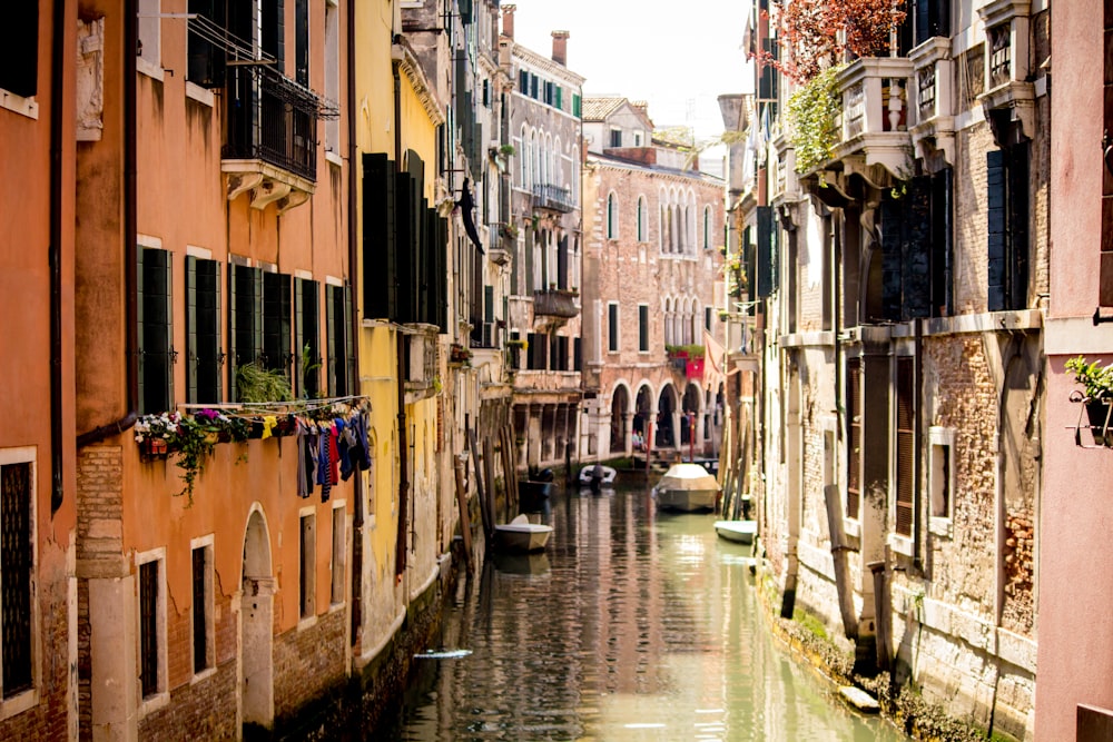 fiume tra gli edifici in cemento durante il giorno