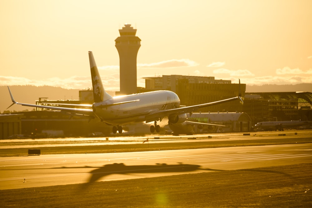 avion de passagers blanc à l’aéroport pendant la journée