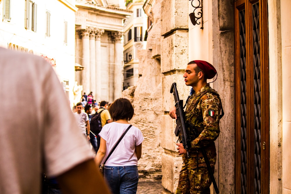 persone che camminano per strada durante il giorno