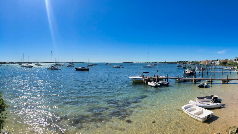 barca bianca e nera sul mare sotto il cielo blu durante il giorno