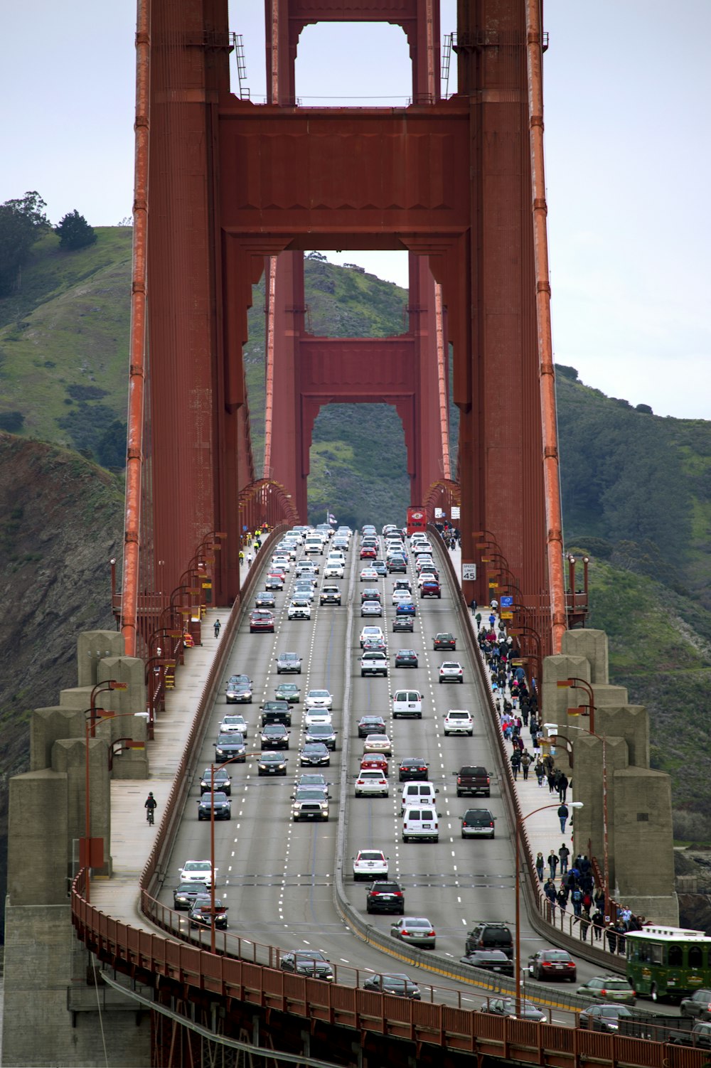 Coches en el puente durante el día