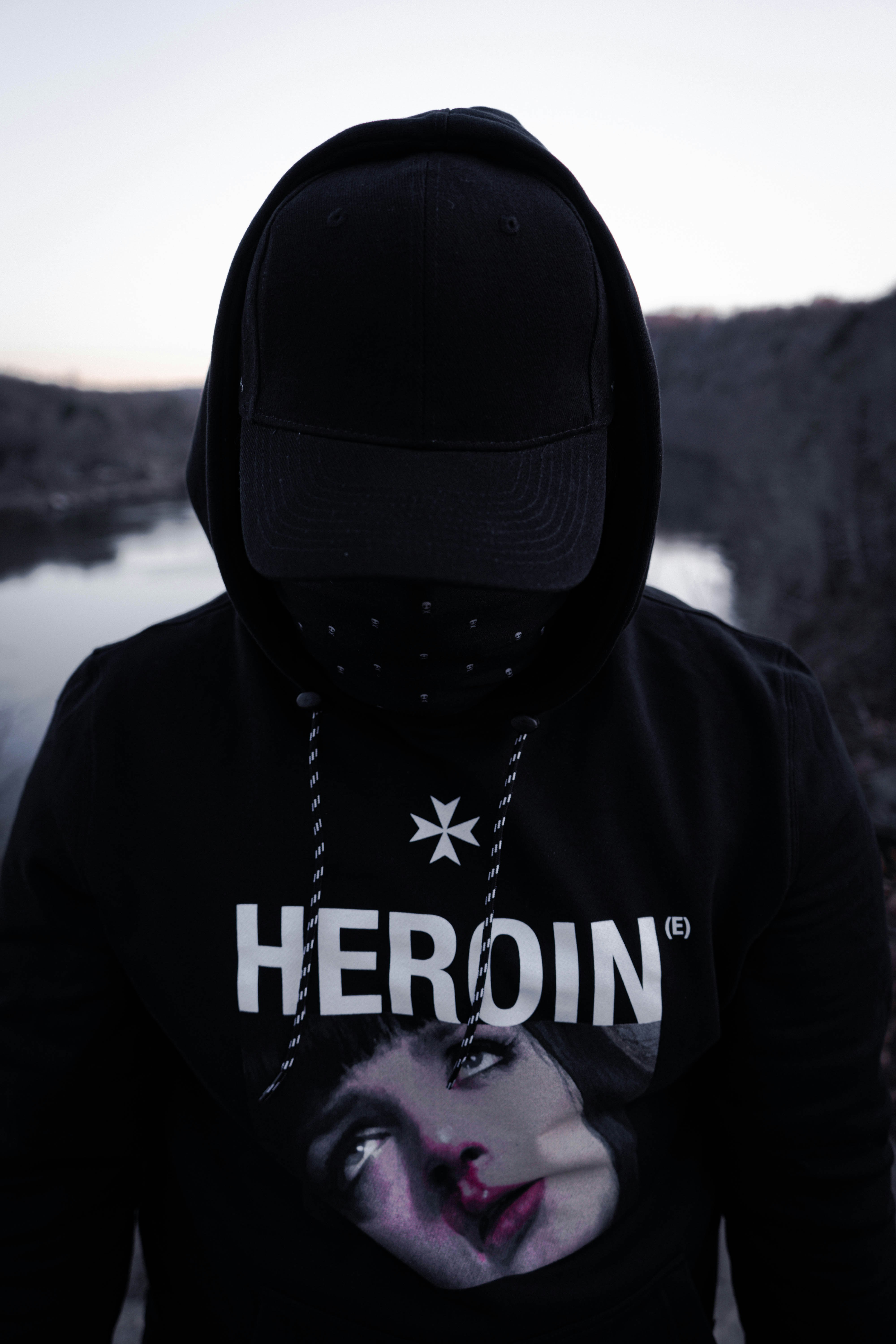 Persona con sudadera con capucha en blanco y negro con gorra de punto negra