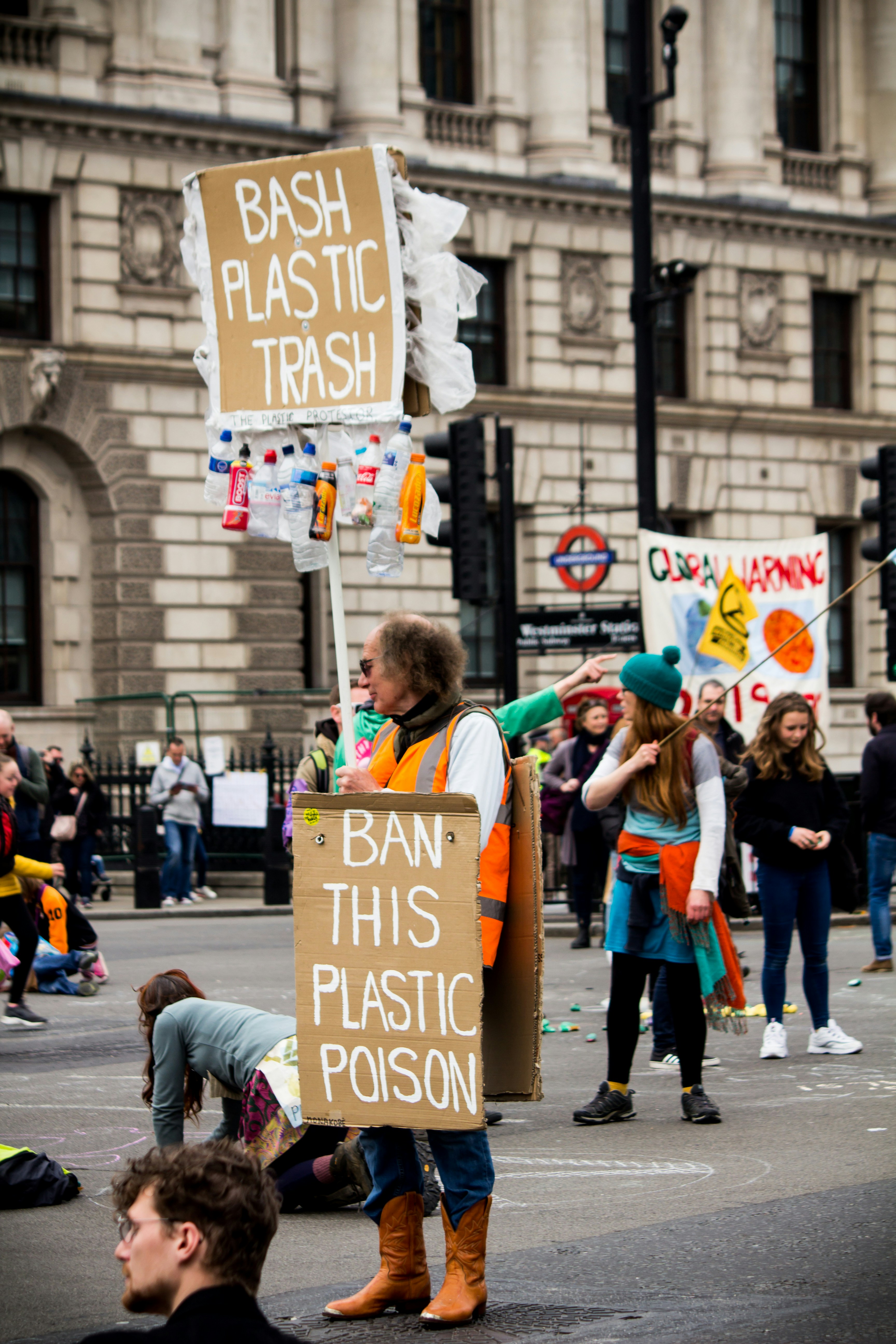 persone che camminano sulla corsia pedonale durante il giorno