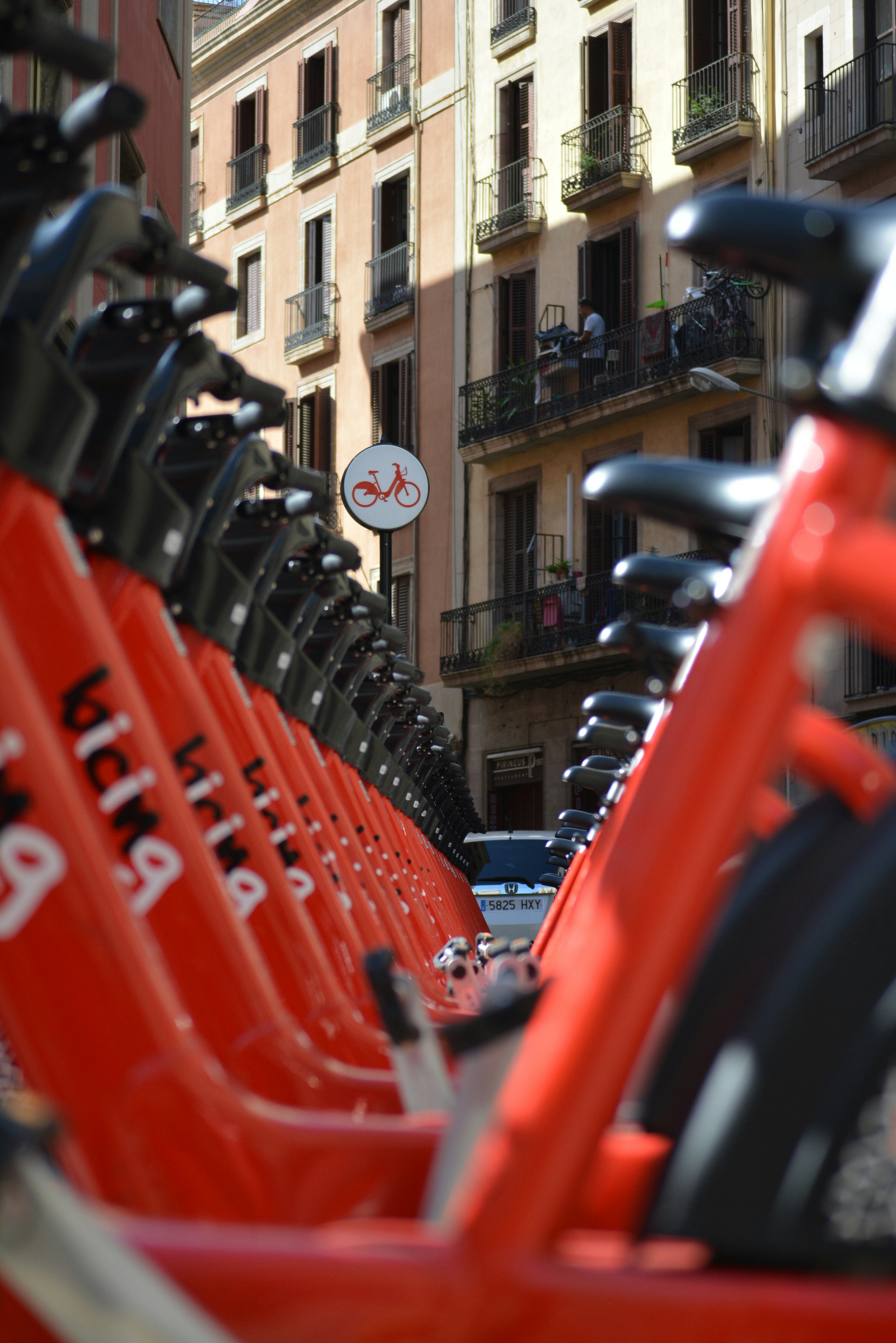Bicicleta roja y negra en la carretera durante el día