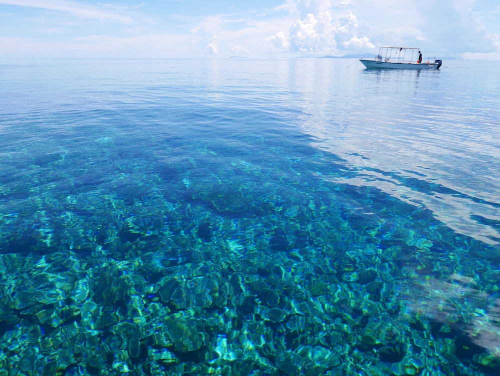 Specchio d'acqua sotto il cielo blu durante il giorno